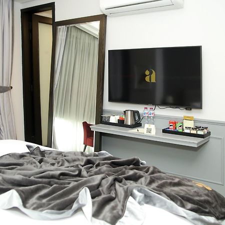 Ambiance Boutique Art Hotel לאהור חדר תמונה A television in a hotel room
