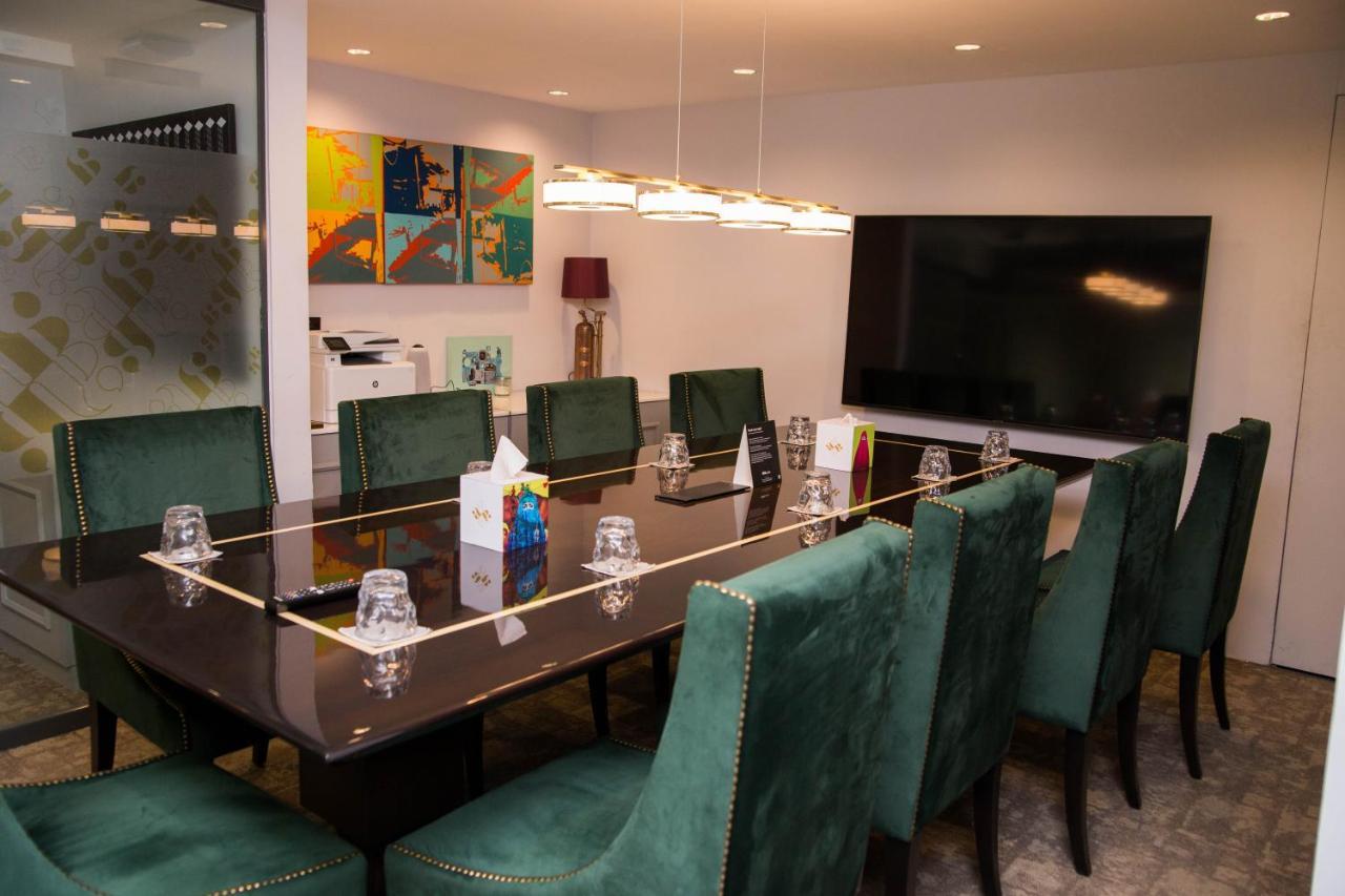 Ambiance Boutique Art Hotel לאהור מראה חיצוני תמונה The boardroom at the 2018 edition of the World Economic Forum on the Middle East, Africa and Eurasia