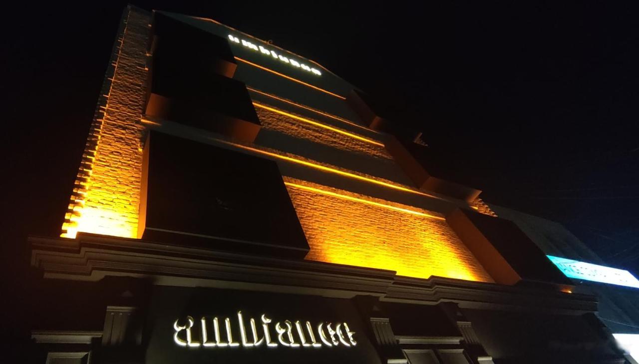 Ambiance Boutique Art Hotel לאהור מראה חיצוני תמונה The building at night