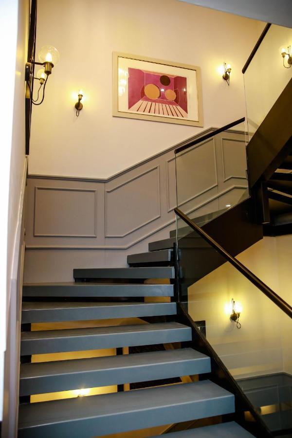 Ambiance Boutique Art Hotel לאהור מראה חיצוני תמונה A wainscoting on a staircase