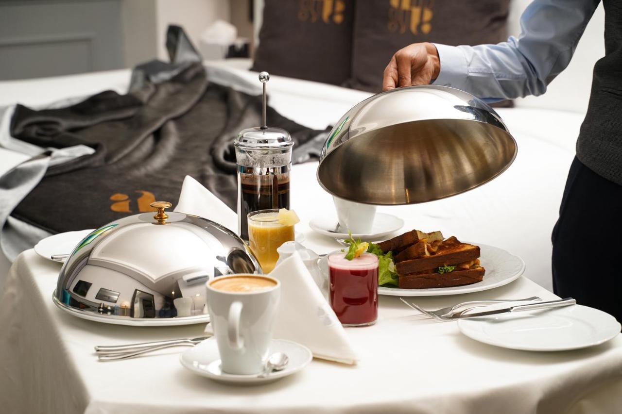Ambiance Boutique Art Hotel לאהור מראה חיצוני תמונה A waiter serving breakfast