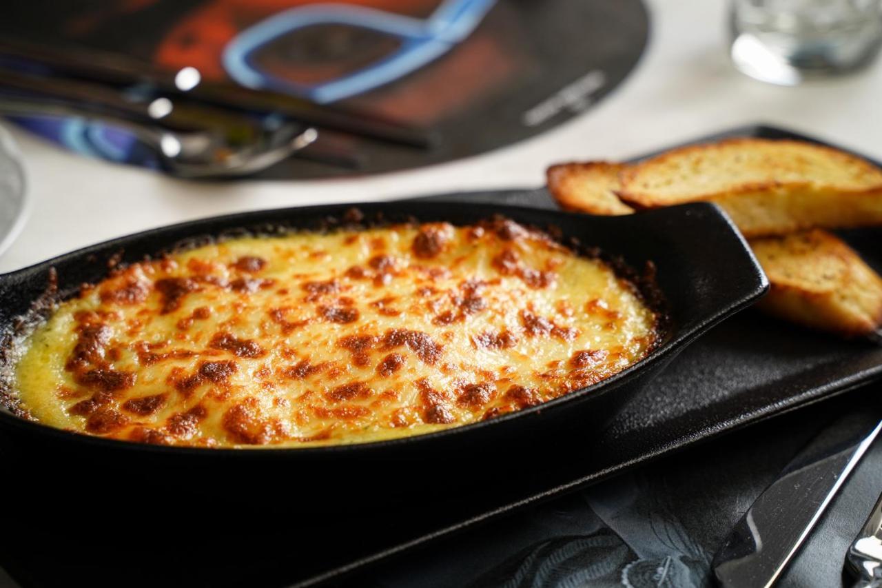 Ambiance Boutique Art Hotel לאהור מראה חיצוני תמונה A cheese fondue