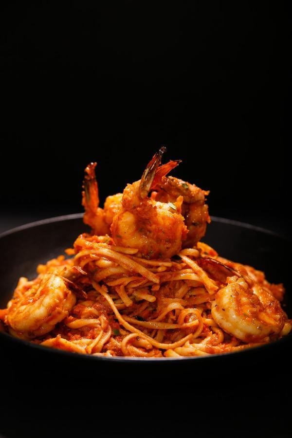 Ambiance Boutique Art Hotel לאהור מראה חיצוני תמונה Shrimp and pasta