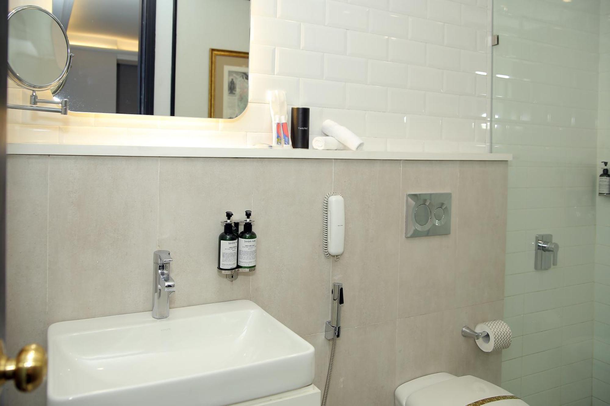 Ambiance Boutique Art Hotel לאהור חדר תמונה Bathroom in a hotel