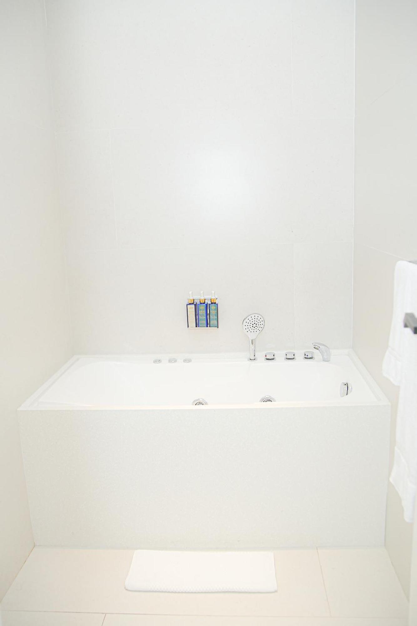 Ambiance Boutique Art Hotel לאהור חדר תמונה A shower tray