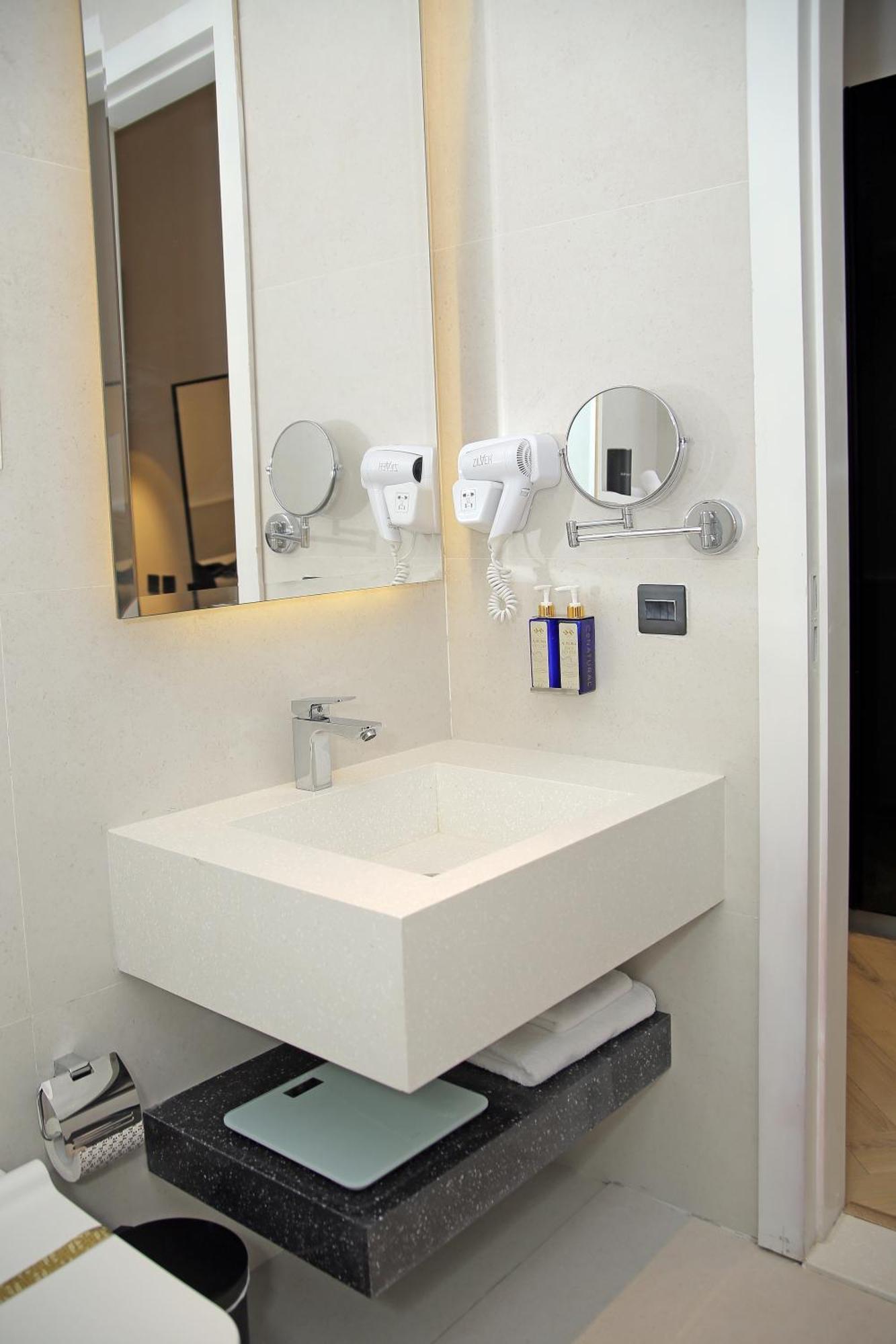 Ambiance Boutique Art Hotel לאהור חדר תמונה A wall mounted hair dryer in a hotel bathroom