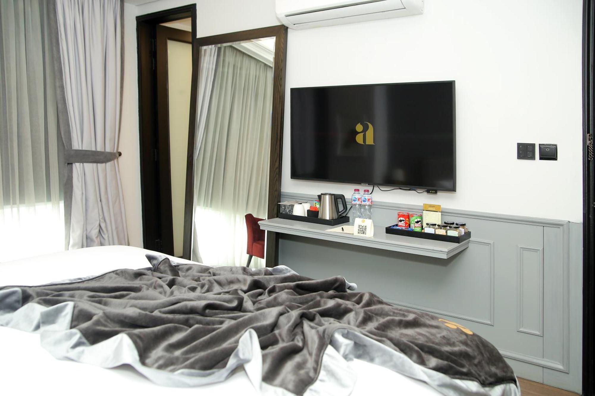 Ambiance Boutique Art Hotel לאהור חדר תמונה A television in a hotel room