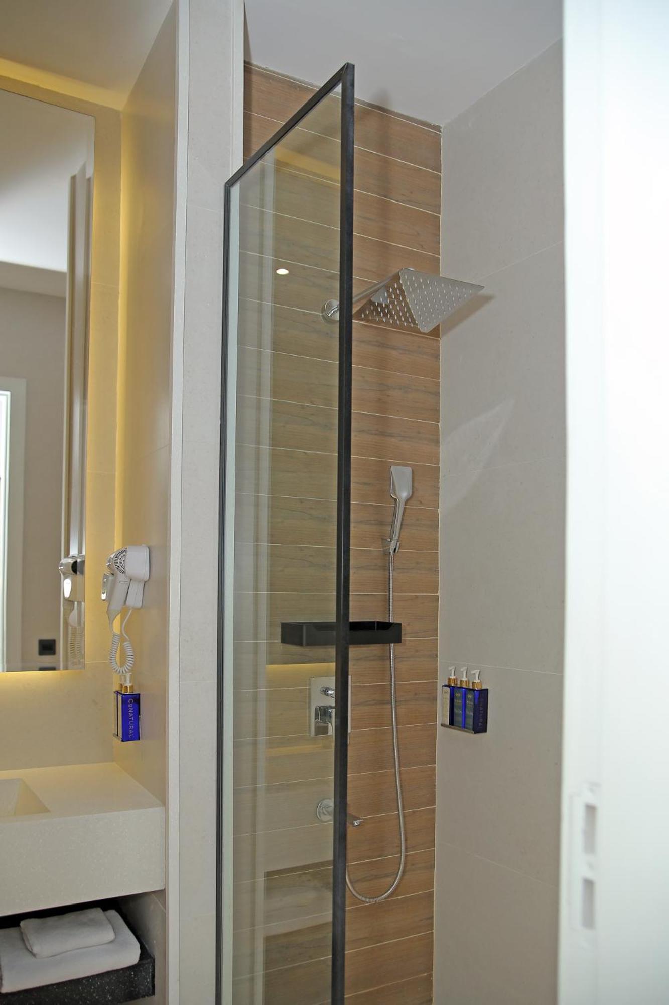 Ambiance Boutique Art Hotel לאהור מראה חיצוני תמונה A shower with a fixed shower head and a handheld shower head