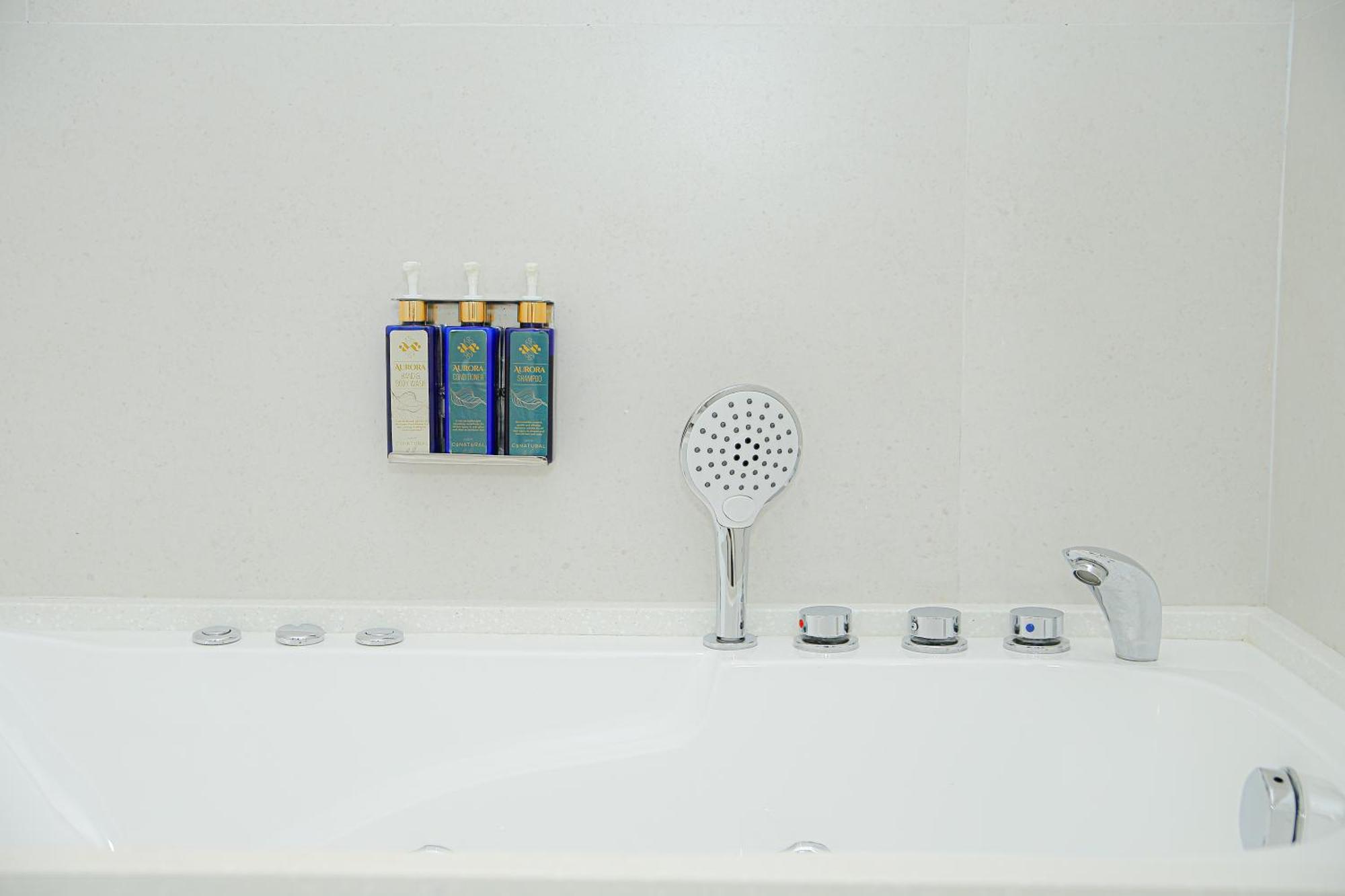 Ambiance Boutique Art Hotel לאהור חדר תמונה A shower bath