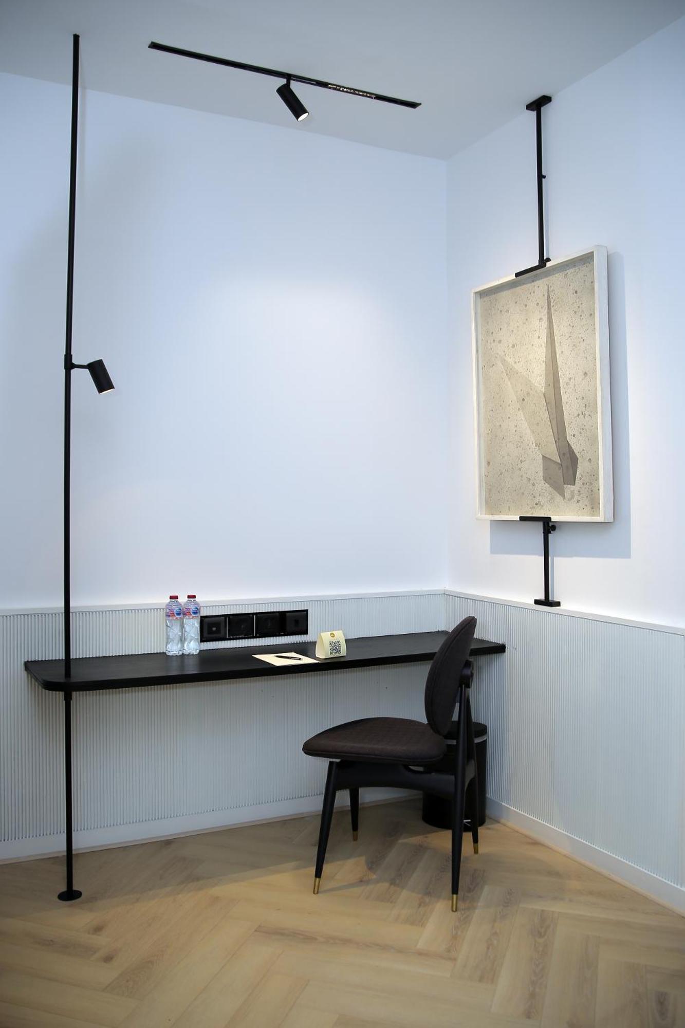 Ambiance Boutique Art Hotel לאהור חדר תמונה Floor and table lamps