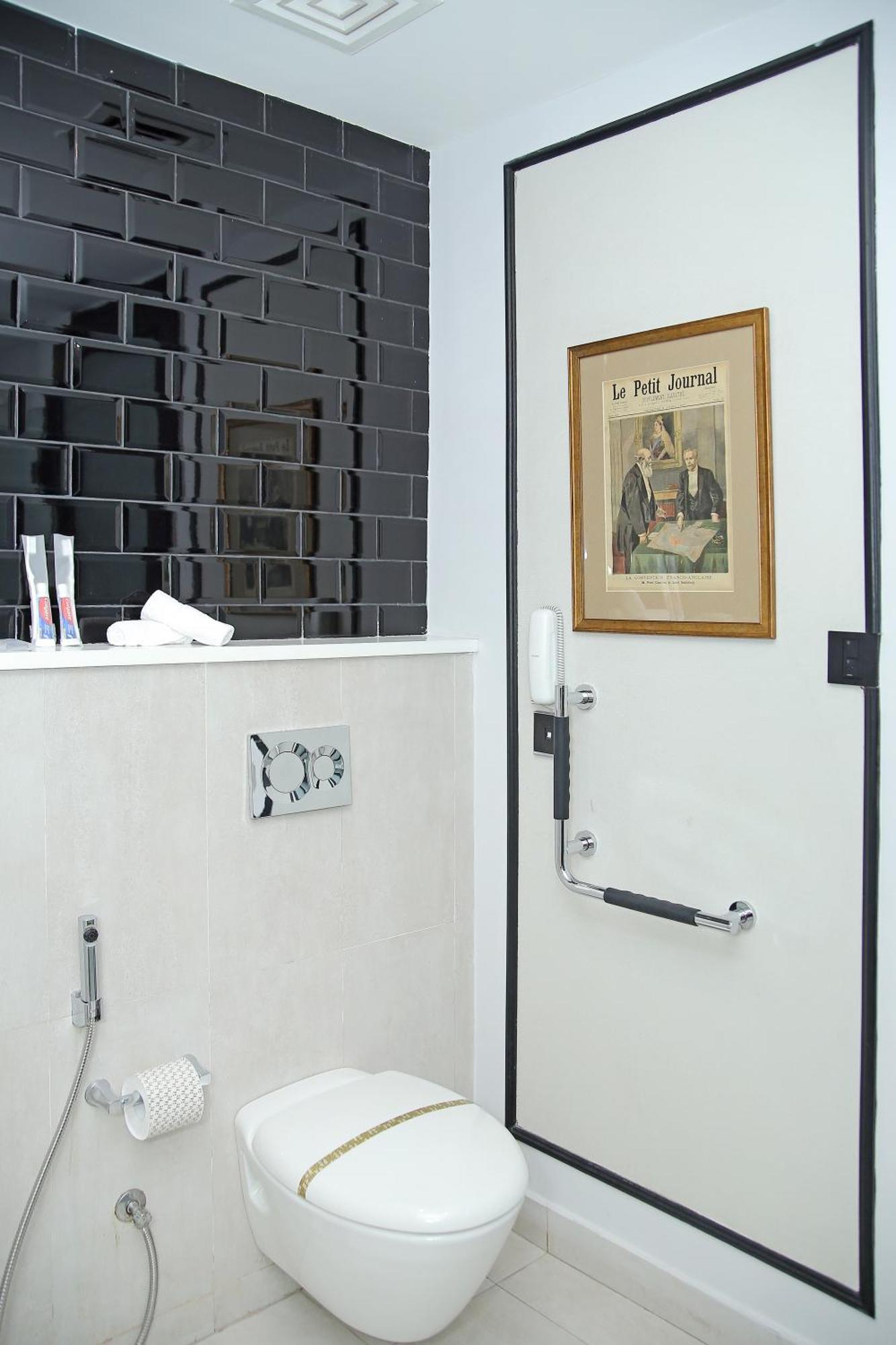 Ambiance Boutique Art Hotel לאהור חדר תמונה A concealed shower valve