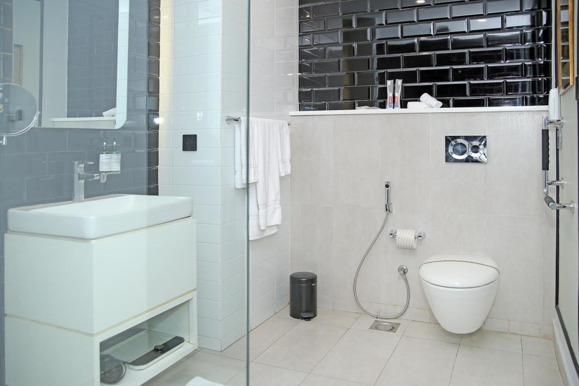 Ambiance Boutique Art Hotel לאהור חדר תמונה Bathroom with a bidet and a shower
